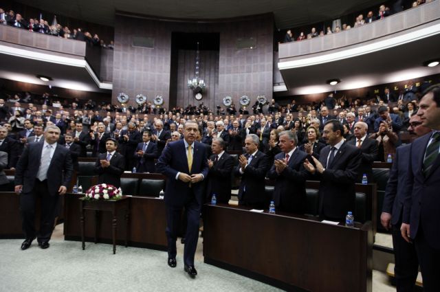 Ο Ερντογάν προβάρει προεδρικό κοστούμι