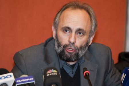 Εθνικό Θέατρο: Ο Χατζάκης θεωρεί «φωτογραφική» την τροπολογία για τη θητεία του