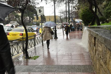 Καιρός: Νεφώσεις και βροχές την Καθαρή Δευτέρα