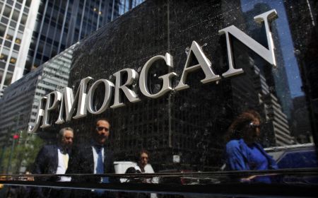 «Αύξηση θέσεων» στην Ελλάδα συστήνει η JP Morgan