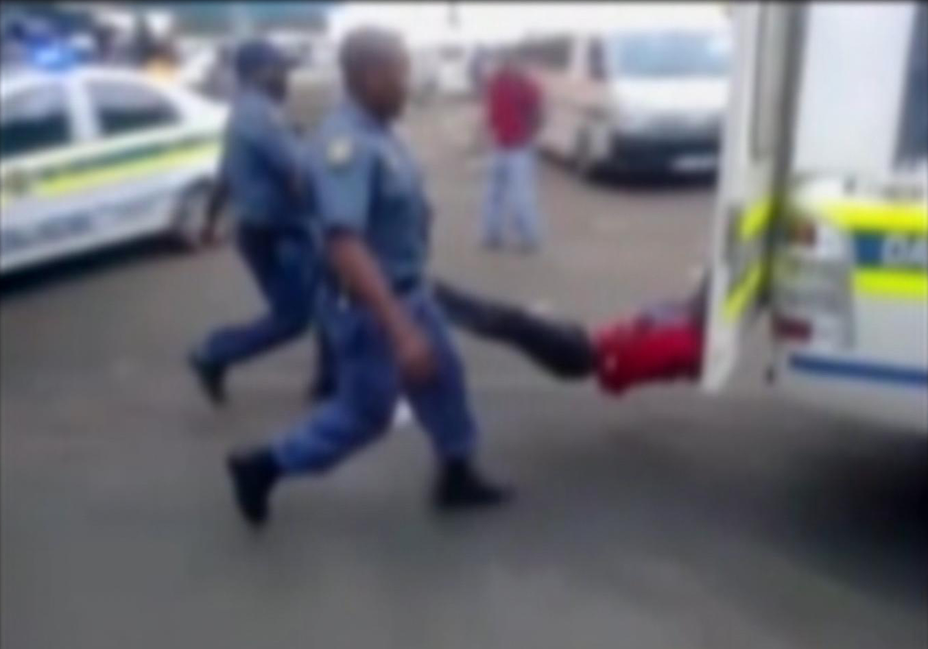 Ν. Αφρική: Αστυνομικοί βασάνισαν δημοσίως μέχρι θανάτου μετανάστη (video)