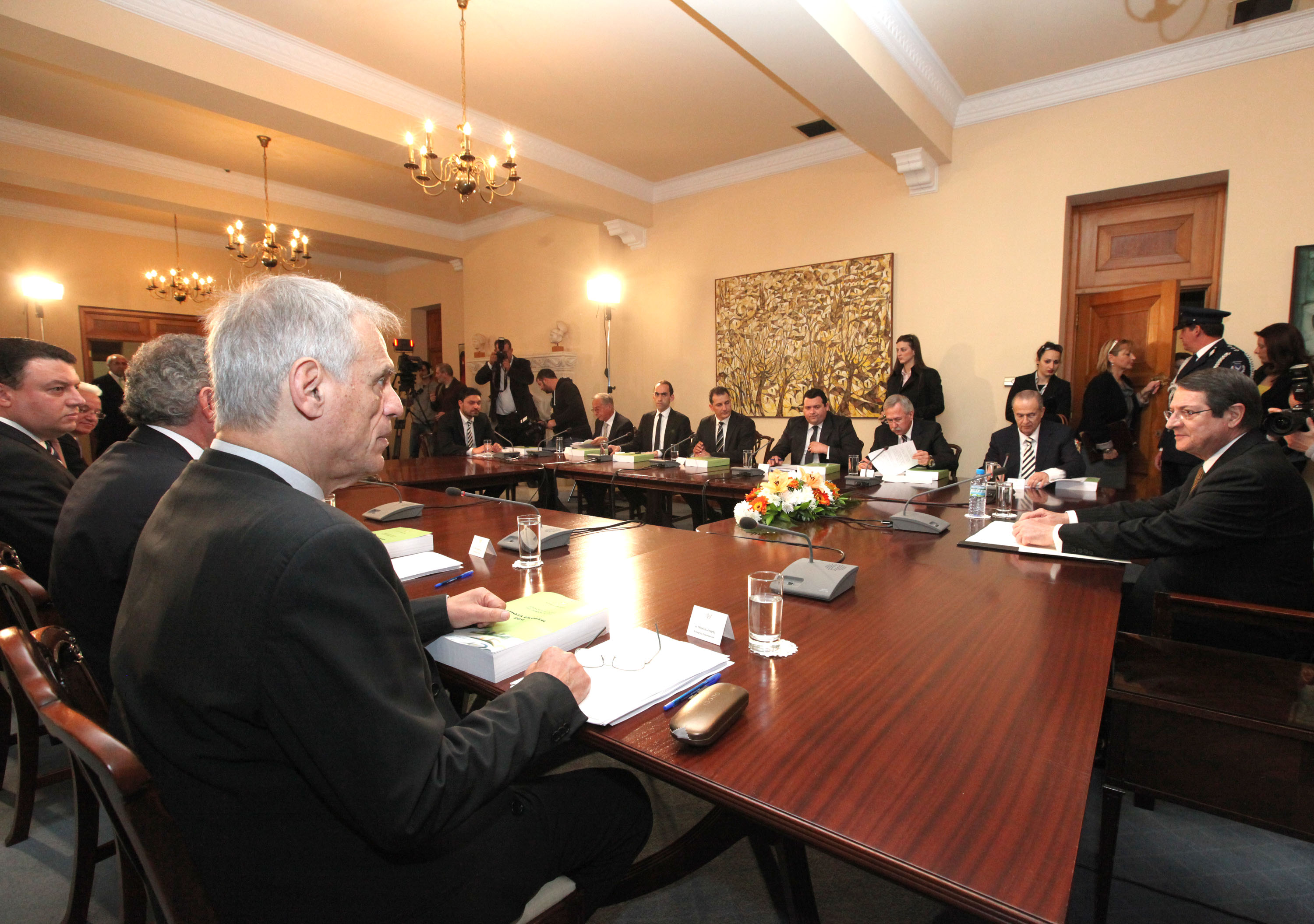 Λεπτό προς λεπτό οι εξελίξεις στην Κύπρο: Αναβλήθηκε η συνεδρίαση της  Βουλής