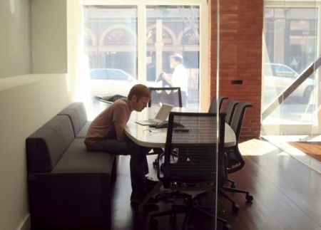 Οι εργαζόμενοι διεκδικούν την απεξάρτηση από το Διαδίκτυο