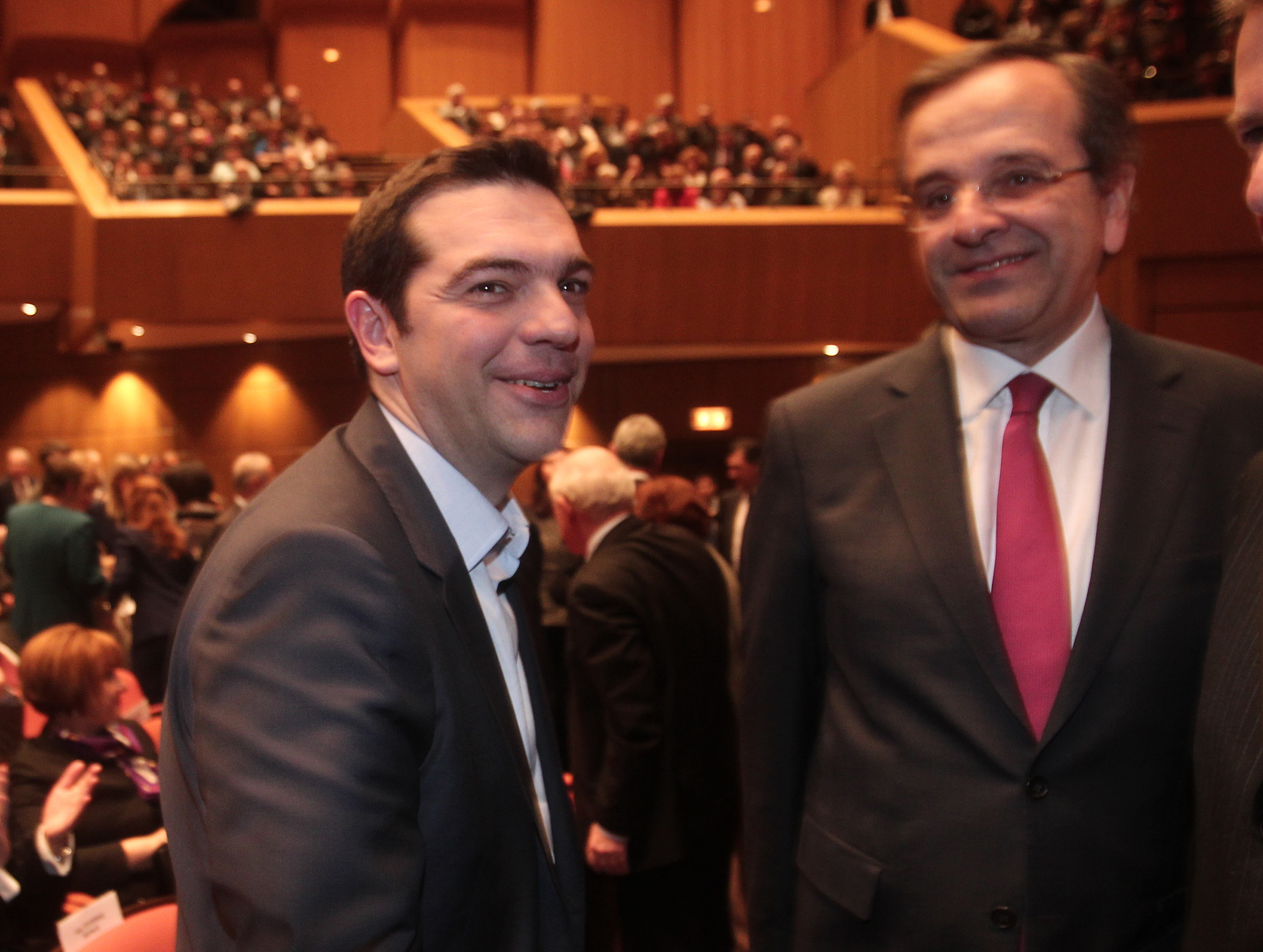 Η κυβέρνηση εξετάζει την προοπτική να συνομιλήσει με τον Τσίπρα