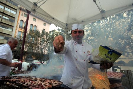 Τσικνοπέμπτη: Ουρές στη Βαρβάκειο για δωρεάν κρέας και κρασί