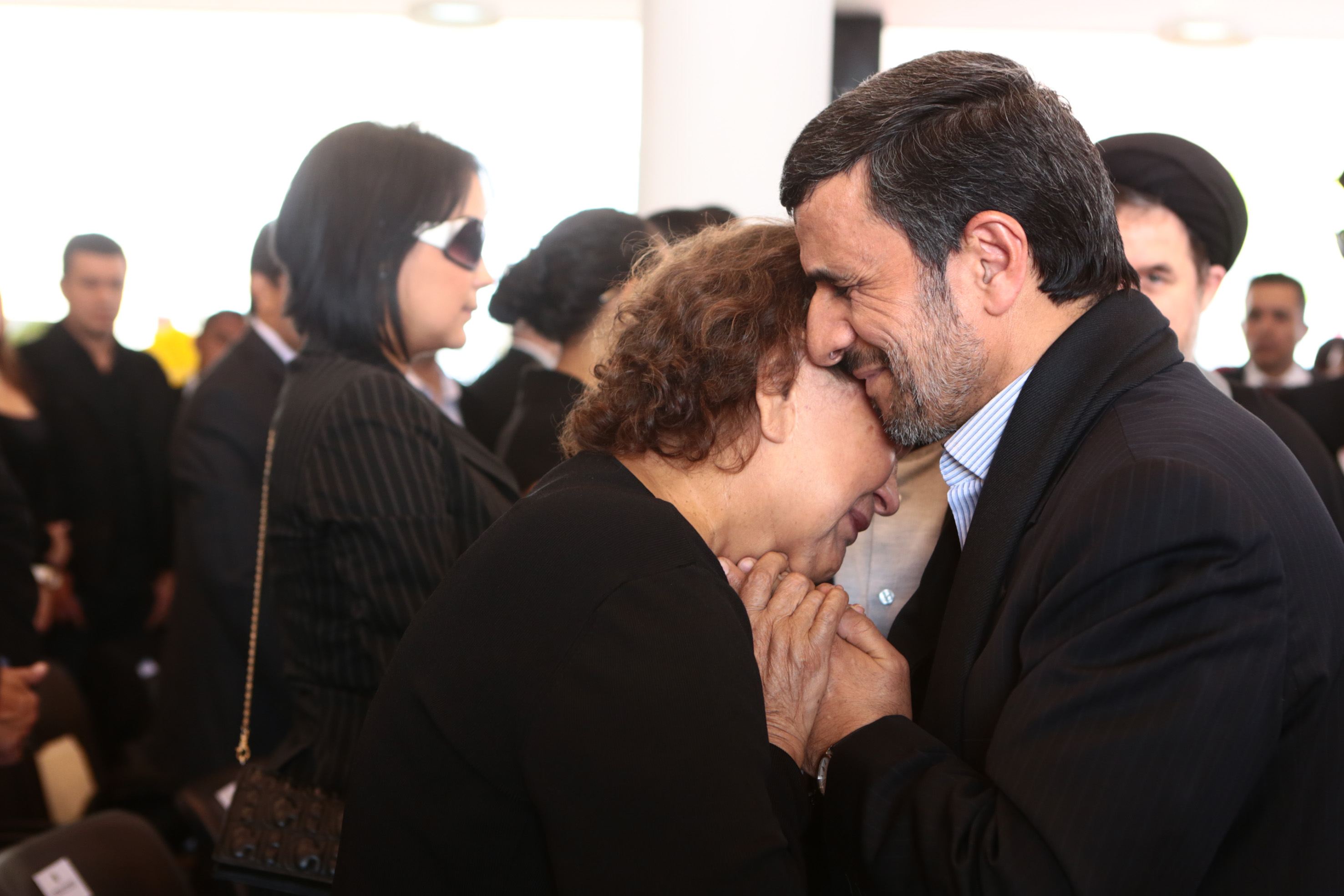 Επικρίσεις για την αγκαλιά με την μητέρα του Τσάβες δέχθηκε ο ιρανός πρόεδρος