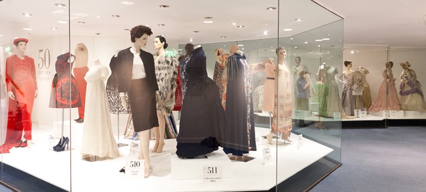 «50 Fabulous Frocks» στο Fashion Museum