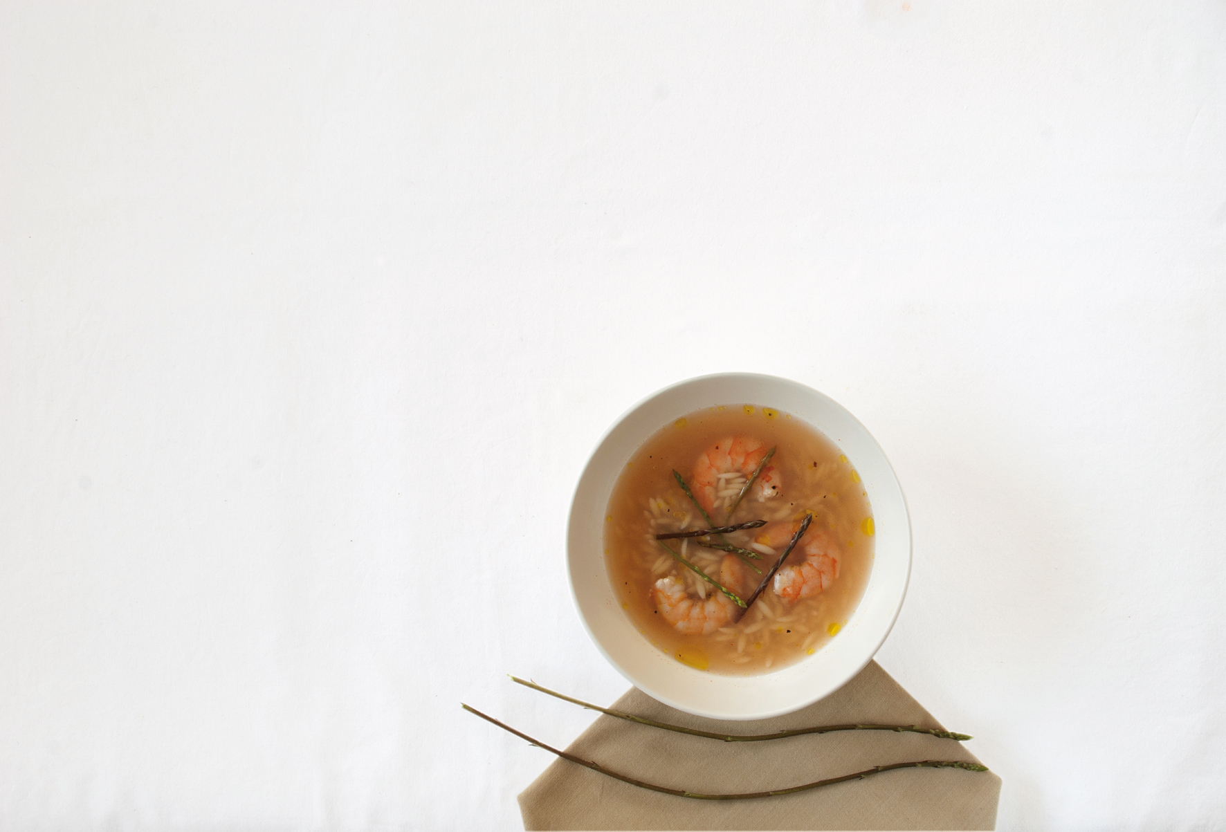 Σούπα από άγρια σπαράγγια με κριθαράκι και γαρίδες