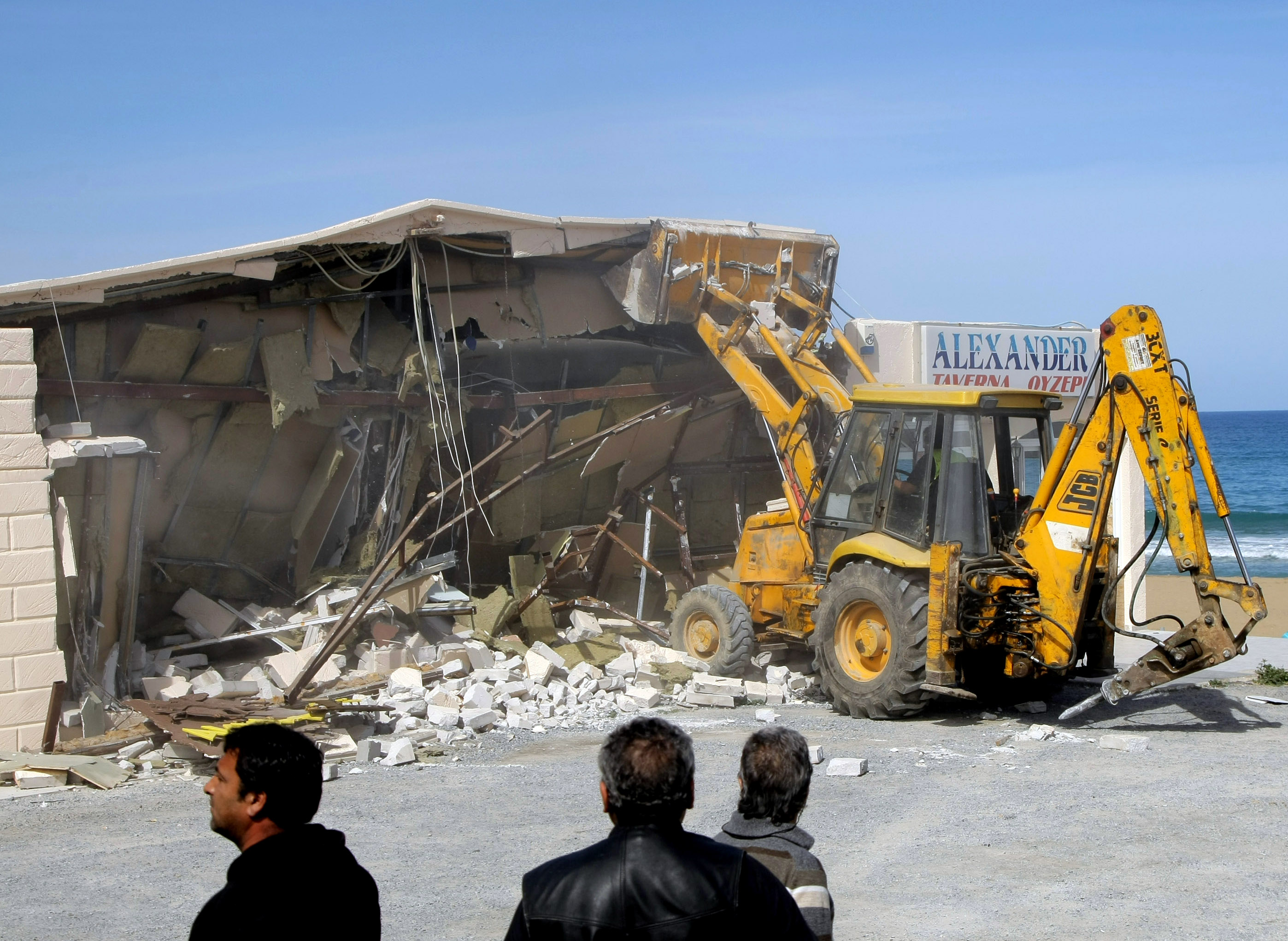 Κατεδαφίστηκαν 20 αυθαίρετες κατασκευές σε παραλίες της Αχαΐας