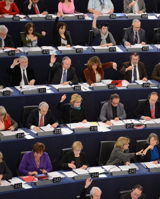 Ατομικά ασφαλιστικά συμβόλαια προωθεί η ΕΕ