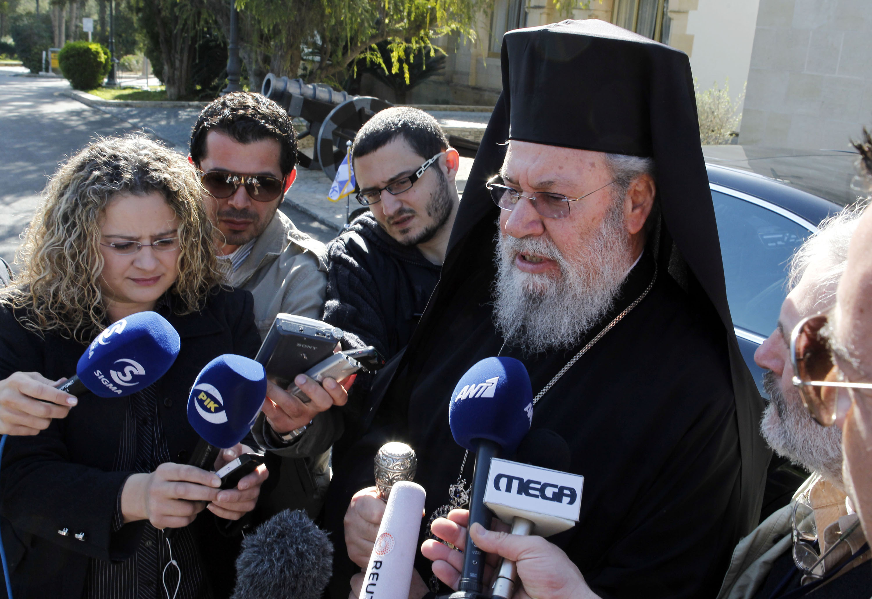 Ο αρχιεπίσκοπος Κύπρου προτιμά την πτώχευση από τους όρους της τρόικας