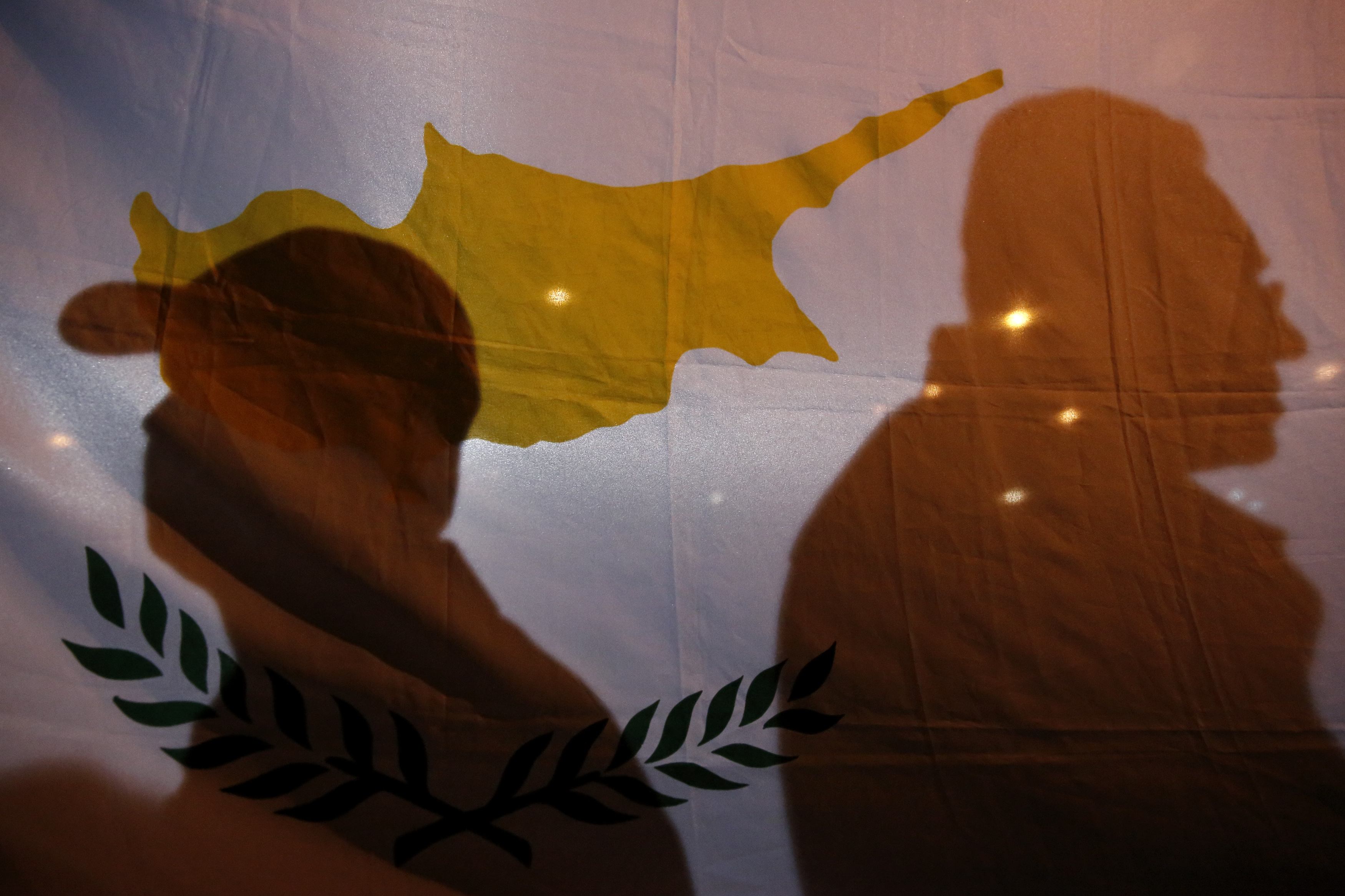 Zευγάρι τουρκοκυπρίων ύψωσε την κυπριακή σημαία στα Kατεχόμενα