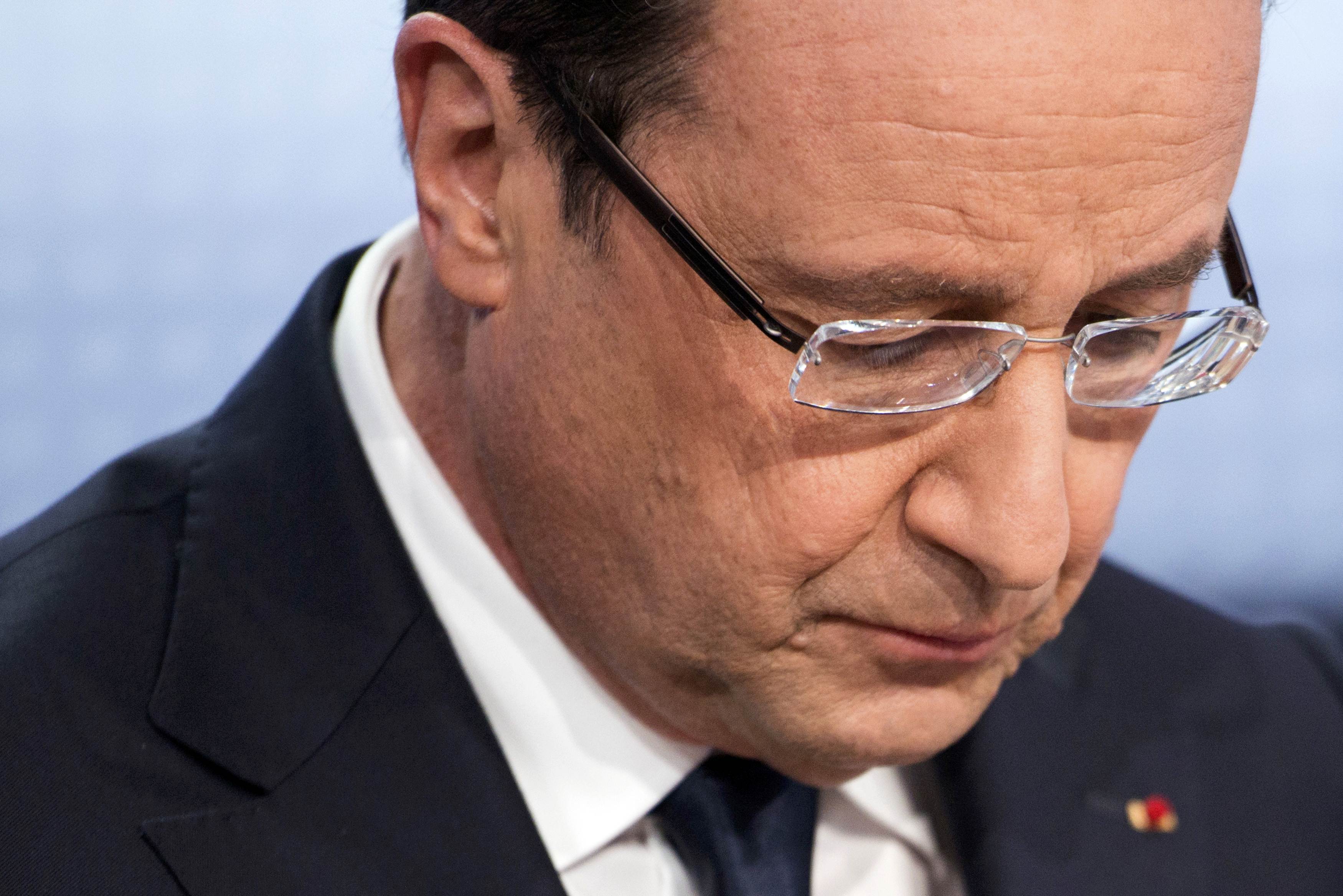 Γαλλία: «Σφίγγει ο κλοιός» γύρω από τον Πρόεδρο Ολάντ