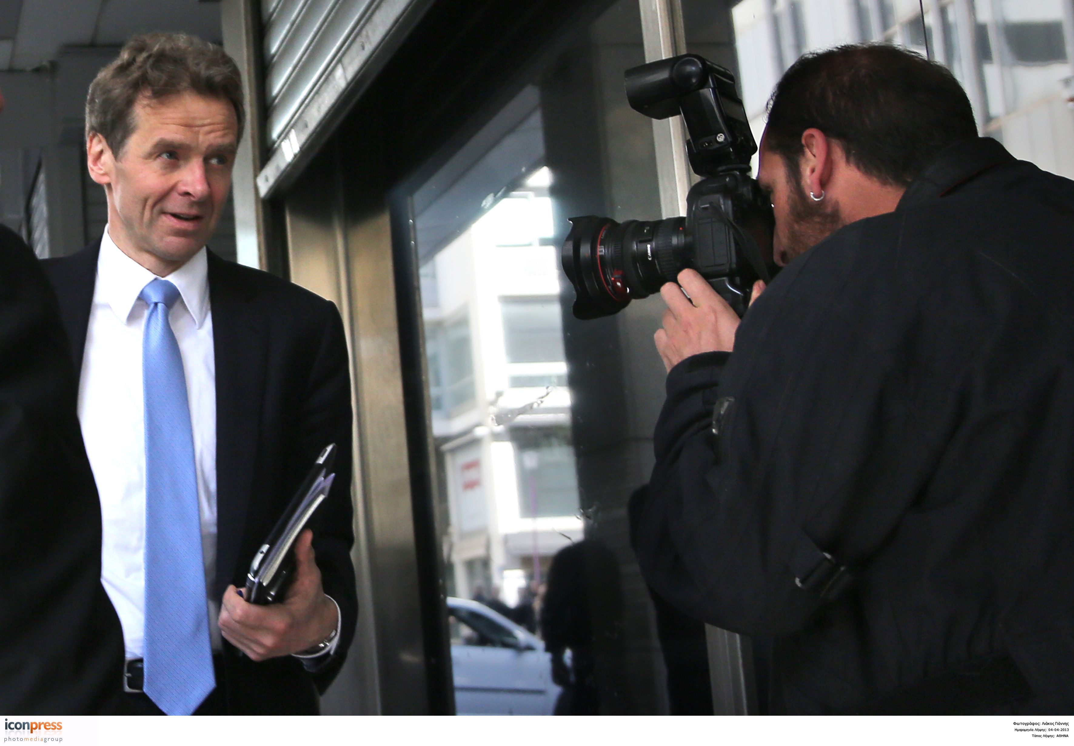 Κίνδυνος νέων μέτρων λόγω ύφεσης και υστέρησης εσόδων – εισφορών