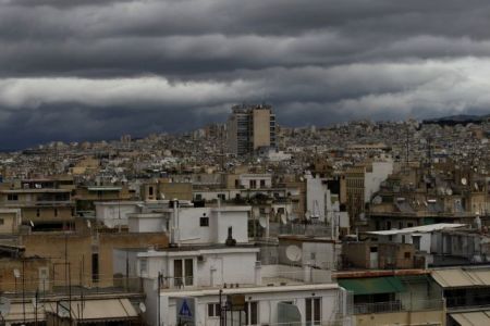 Συννεφιά και σποραδικές βροχές από το μεσημέρι στα Δυτικά