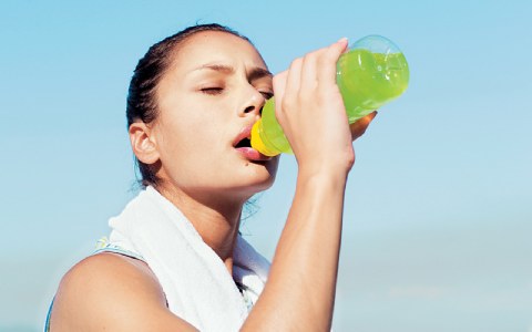 Οι έφηβοι καταναλώνουν μέχρι και 7 λίτρα το μήνα ενεργειακά ποτά