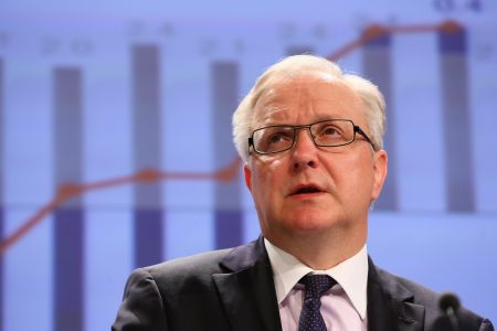 Ολι Ρεν: «Μετά το καλοκαίρι θα συζητηθεί η βιωσιμότητα του ελληνικού χρέους»