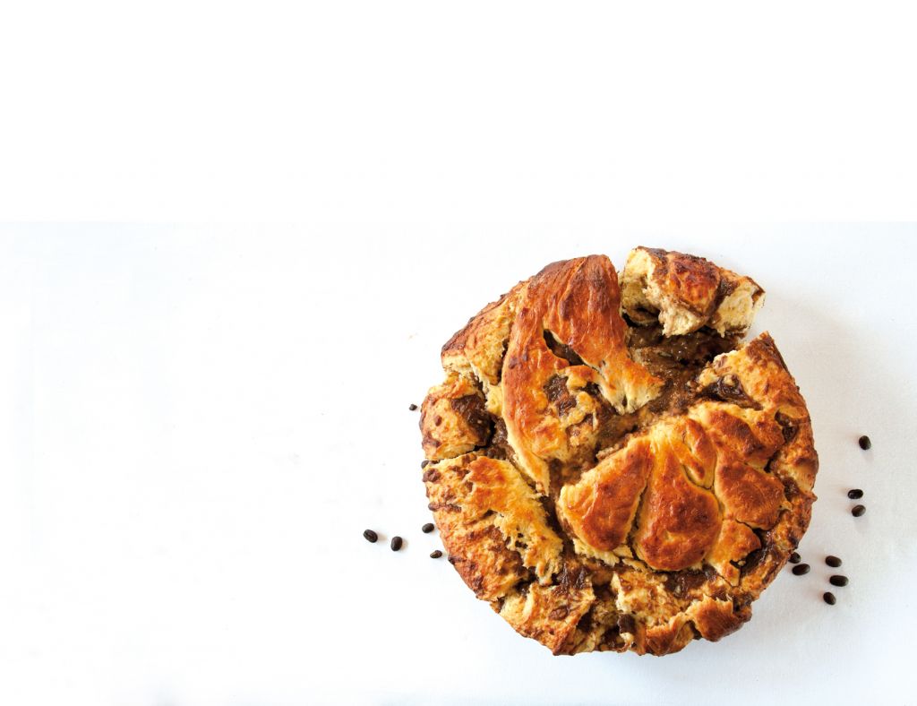 Τσουρέκι κουλούρα µε κρέµα καφέ