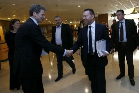 Διορία δύο εβδομάδων για συμφωνία με όπλο το πλεόνασμα