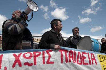 Συγκεντρώσεις διαμαρτυρίας των εκπαιδευτικών την Τρίτη