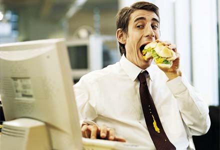 Πιο αισιόδοξοι οι εργαζόμενοι που τρώνε εκτός γραφείου