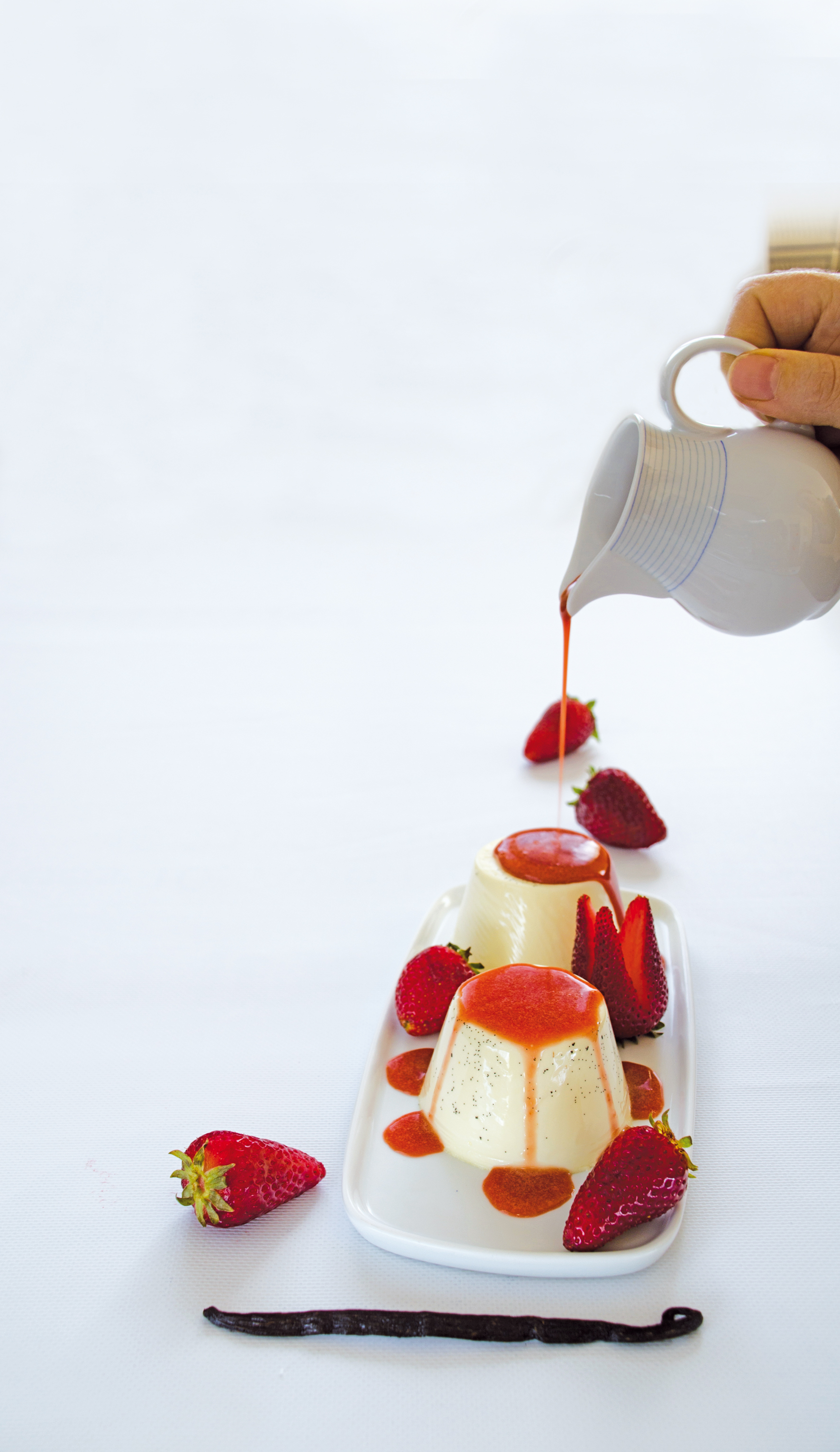 Πανακότα βανίλιας µε µαριναρισµένες φράουλες