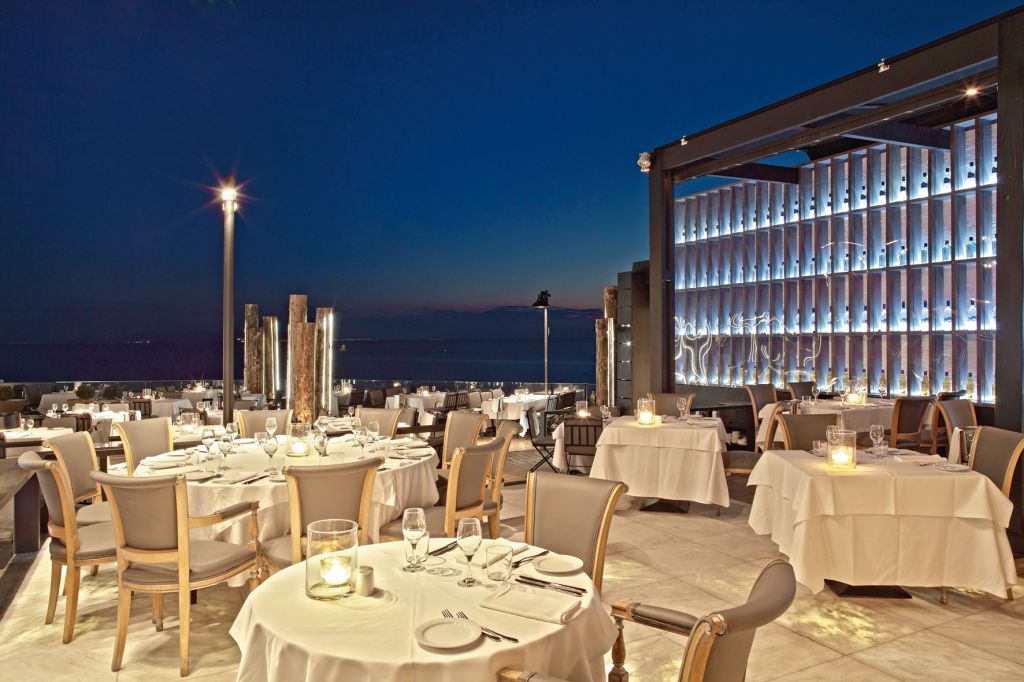 Ακρωτήρι club-restaurant: η γοητεία της πολυτέλειας