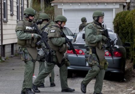 «Guardian»: Οι αμερικανοί αστυνομικοί πατούν εύκολα τη σκανδάλη