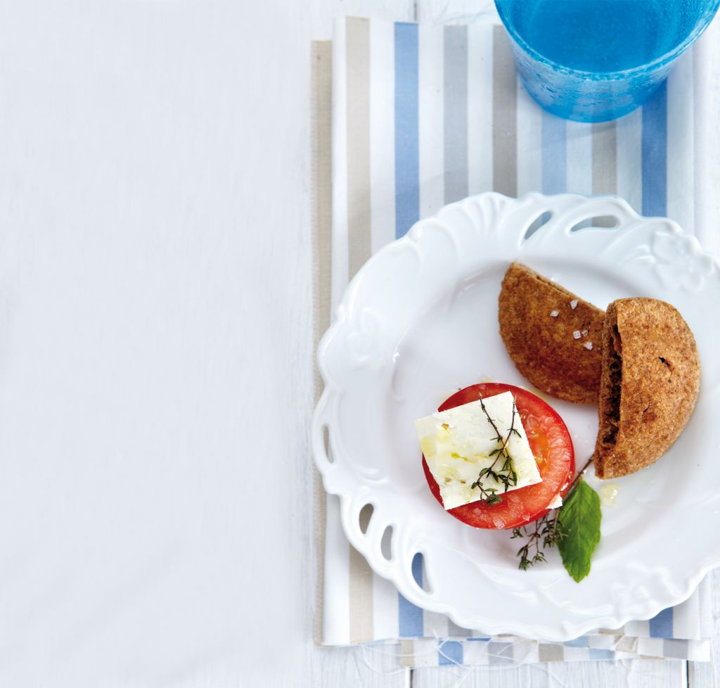 Σαλάτα µε ντοµάτα, φέτα και αρωµατικές πίτες
