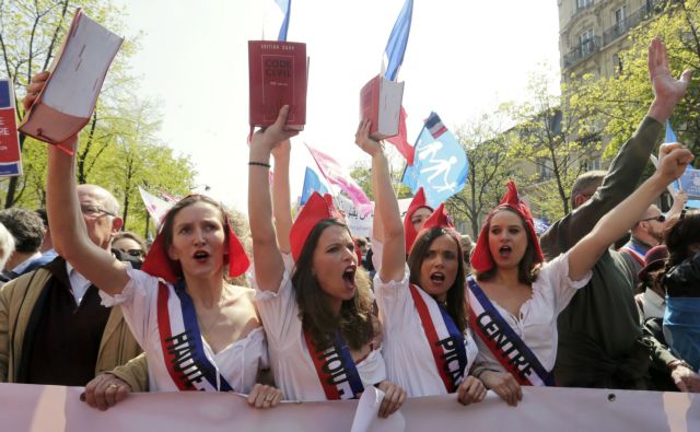 Η καθολική Δεξιά «κλείνει το μάτι» στη Λεπέν