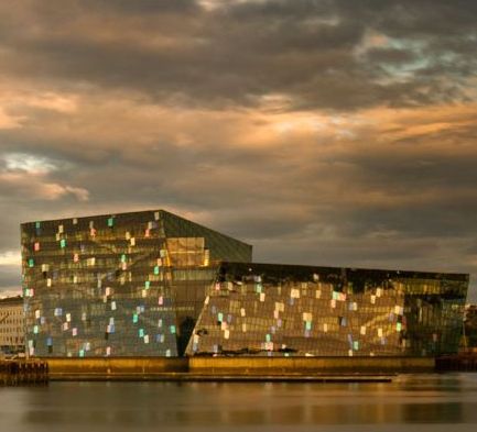 Το Mies van der Rohe στο κρυστάλλινο κτίριο Harpa στο λιμάνι του Ρέικιαβικ