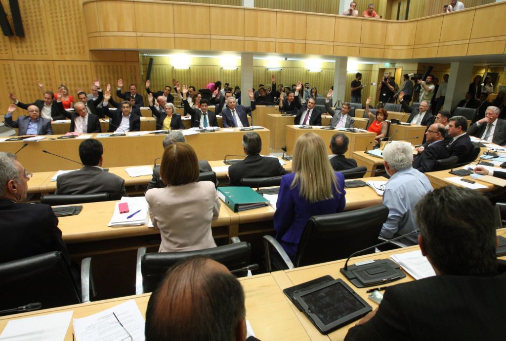 Η Βουλή της Κύπρου ενέκρινε τον δεύτερο μνημονιακό προϋπολογισμό