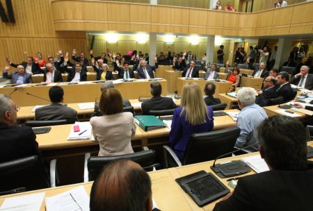 Η Βουλή της Κύπρου ενέκρινε τον δεύτερο μνημονιακό προϋπολογισμό