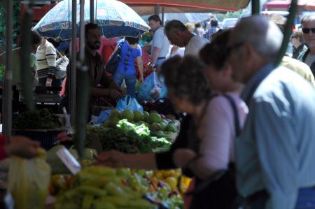 Συγκέντρωση παραγωγών λαϊκών αγορών έξω από το υπ. Οικονομικών