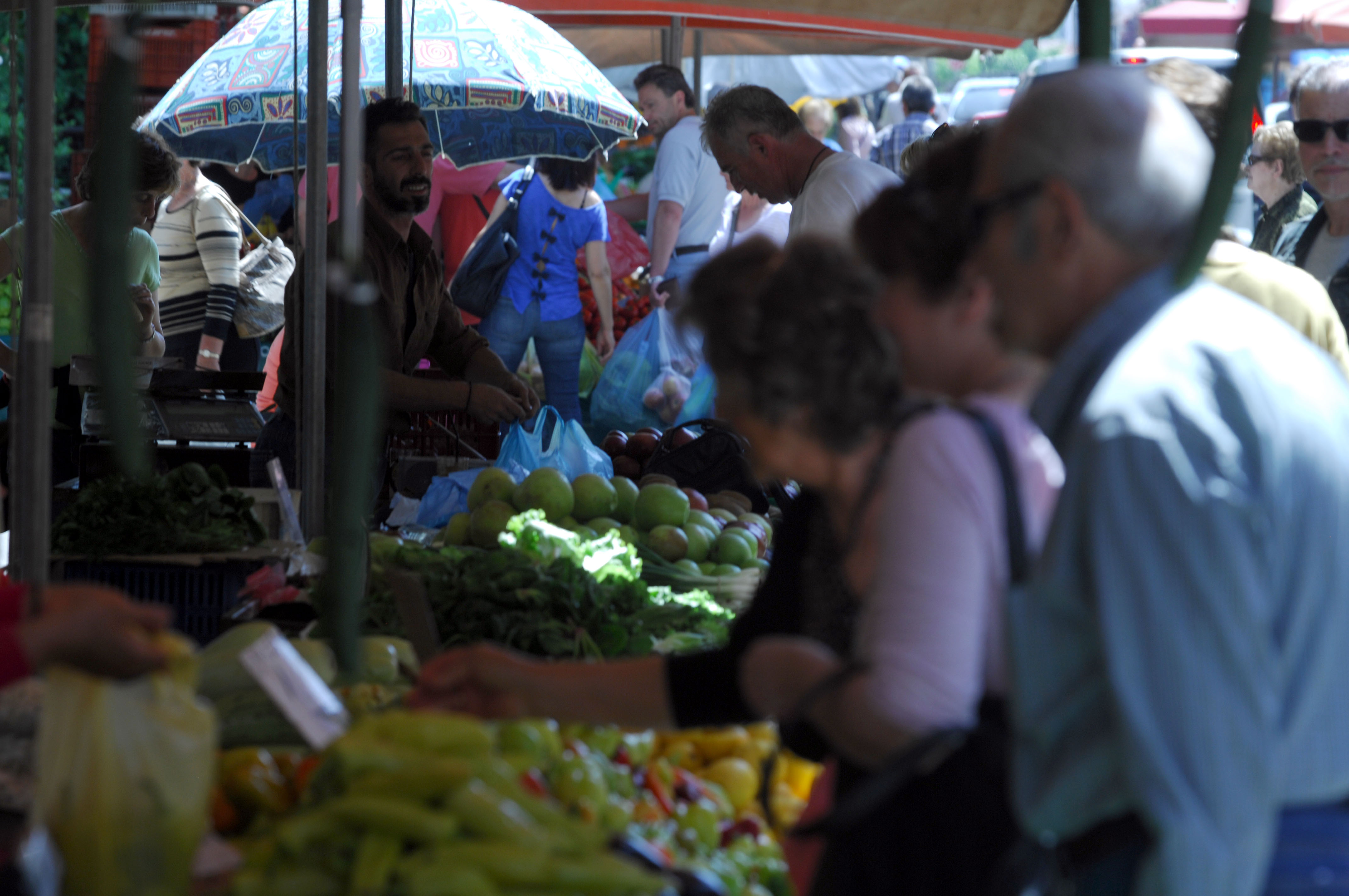 Συγκέντρωση παραγωγών λαϊκών αγορών έξω από το υπ. Οικονομικών