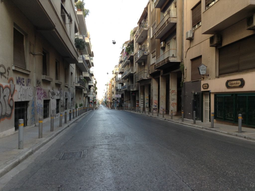 Καθαρισμός των πεζοδρομίων σε όλο το μήκος της οδού Σόλωνος