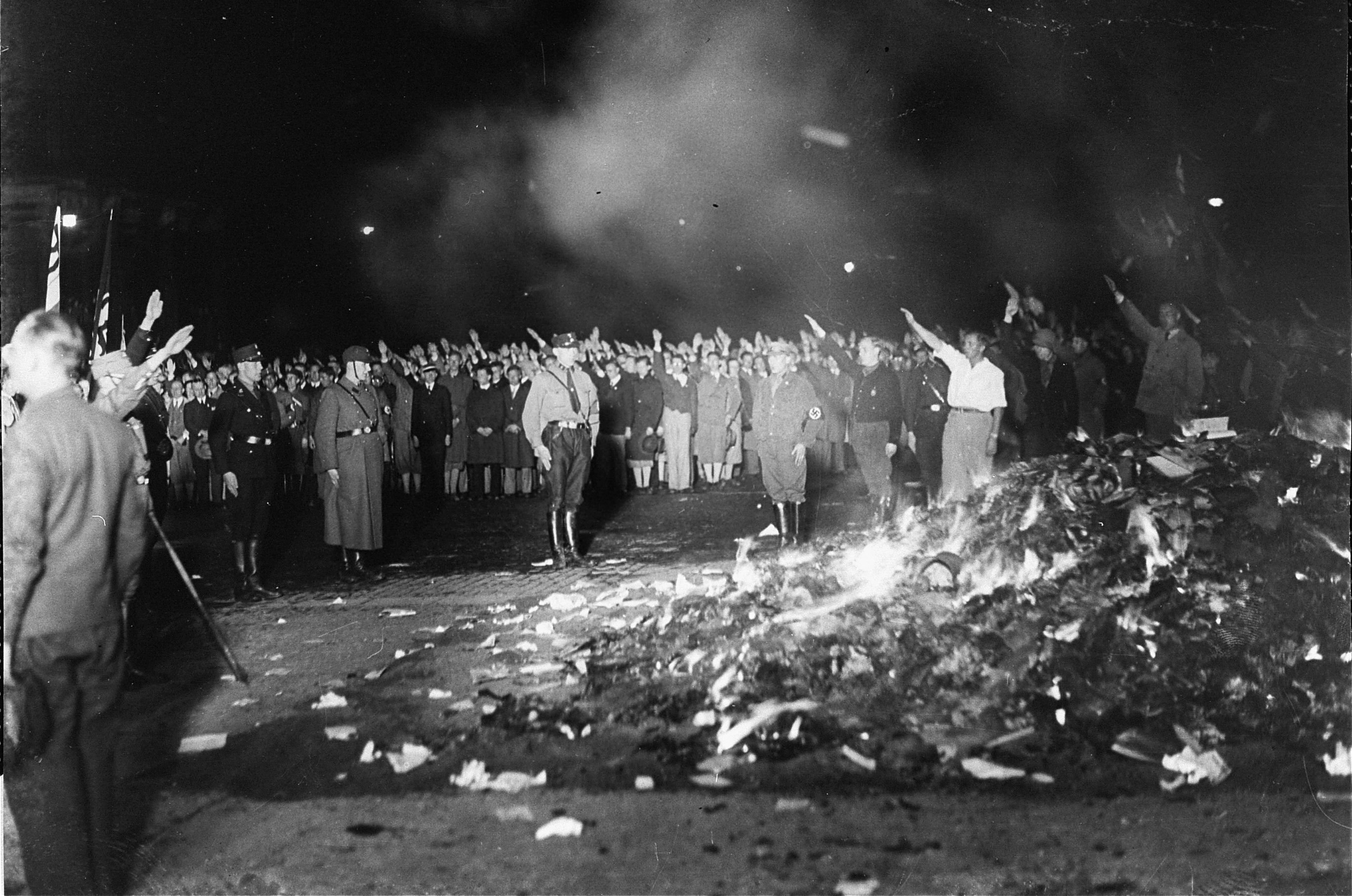 80 χρόνια μετά το κάψιμο των βιβλίων από τους ναζιστές το Βερολίνο «σκοντάφτει» ηθελημένα στην κακή του προϊστορία