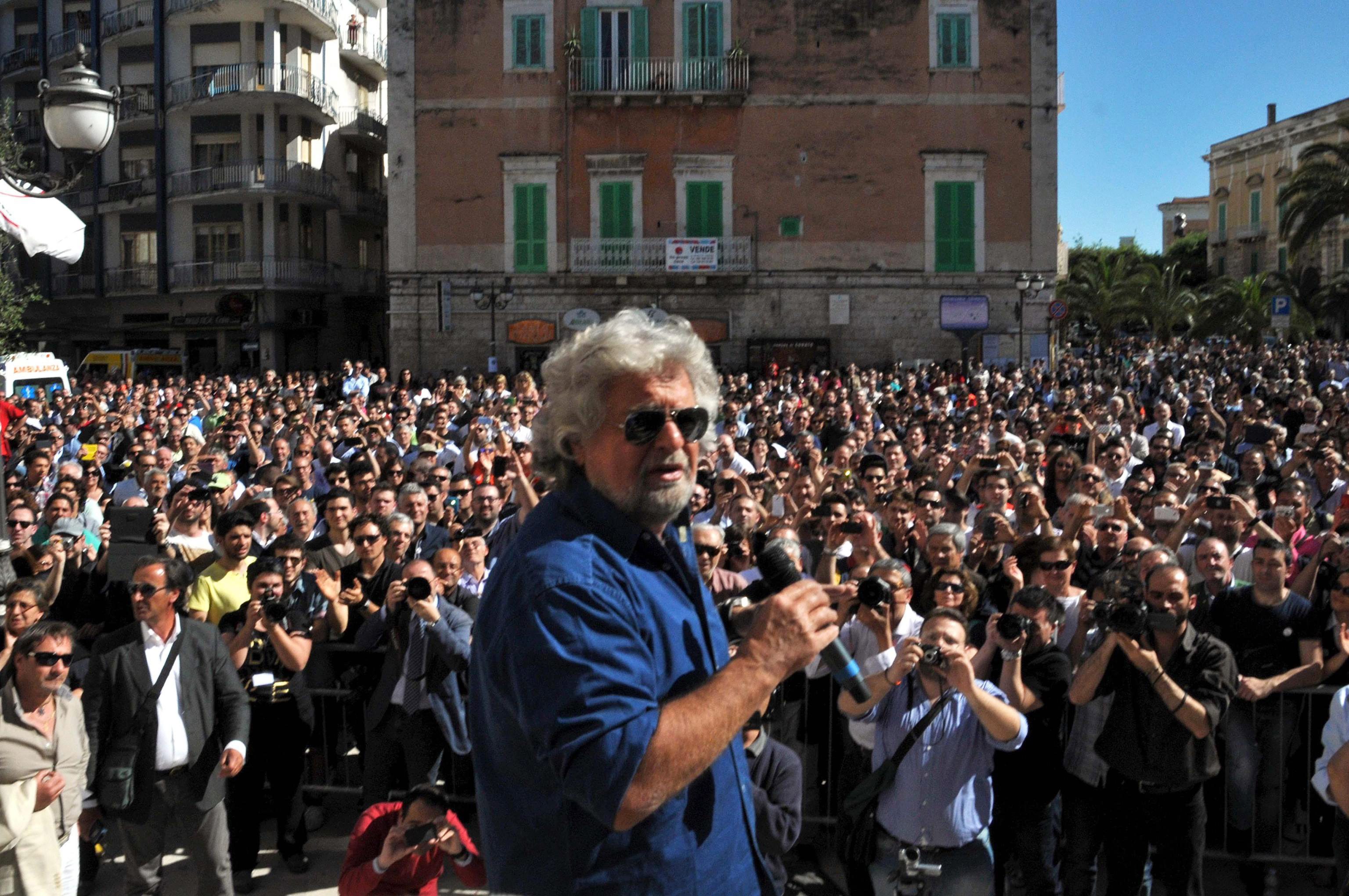Движение пяти звезд италия. Движение 5 звезд. Движение 5 звезд. Движение пяти звезд в италии антиуста. Движение пяти звезд италия.