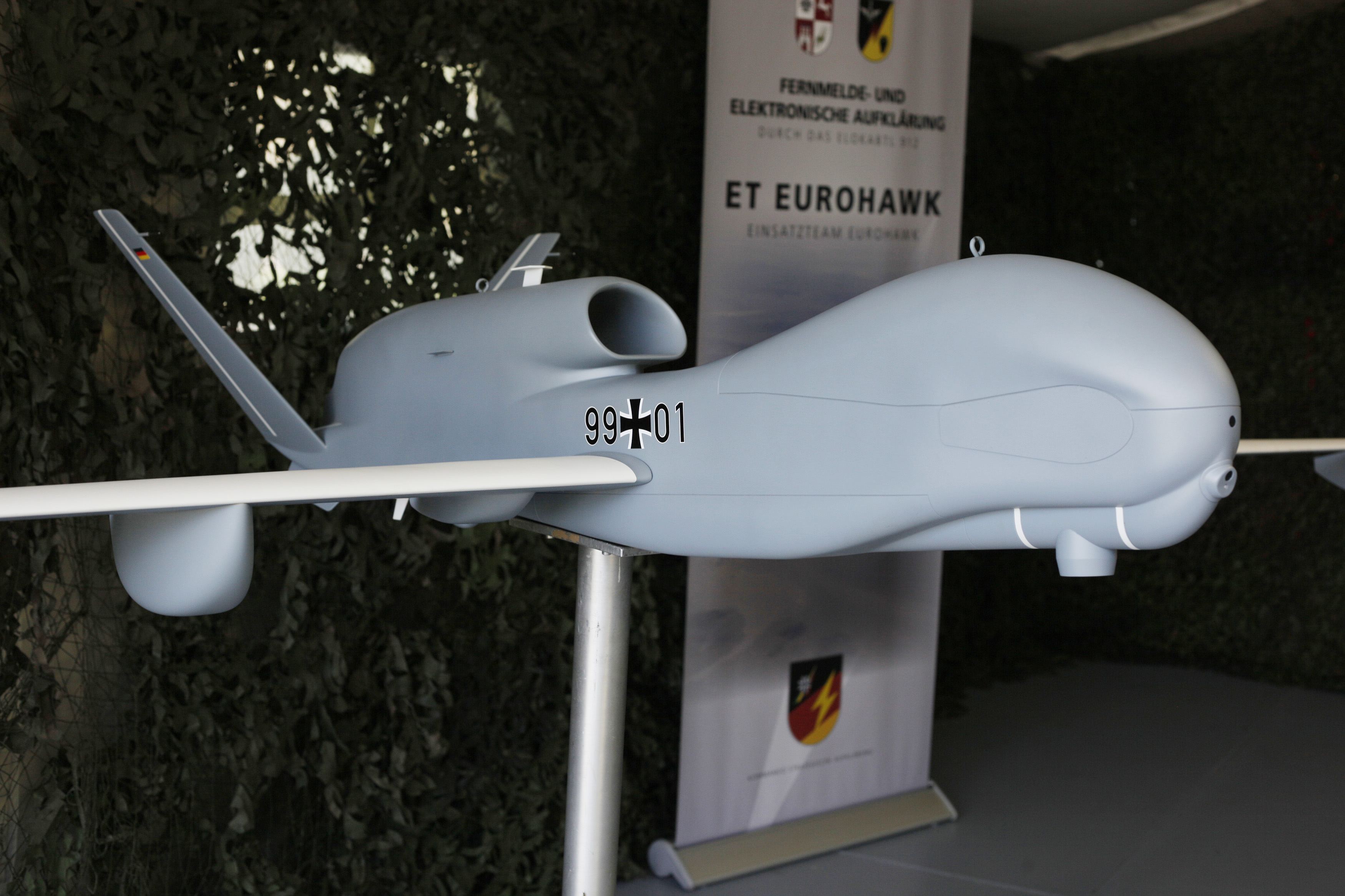 Γερμανία: Δεν εντάσσεται στον αμυντικό εξοπλισμό το αεροσκάφος Euro Hawk