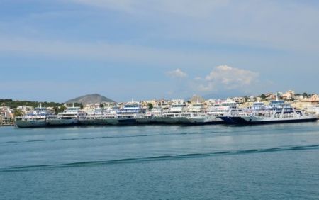 Εισροή υδάτων σε φορτηγίδα στη Σαλαμίνα