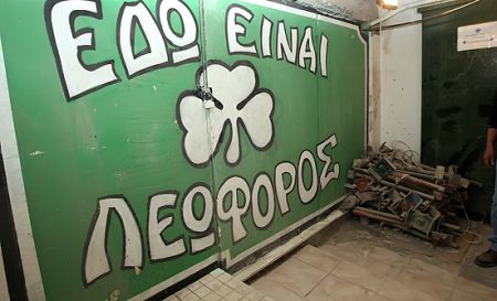 Πορεία φίλων του Παναθηναϊκού έξω από τα γραφεία του ΣΥΡΙΖΑ