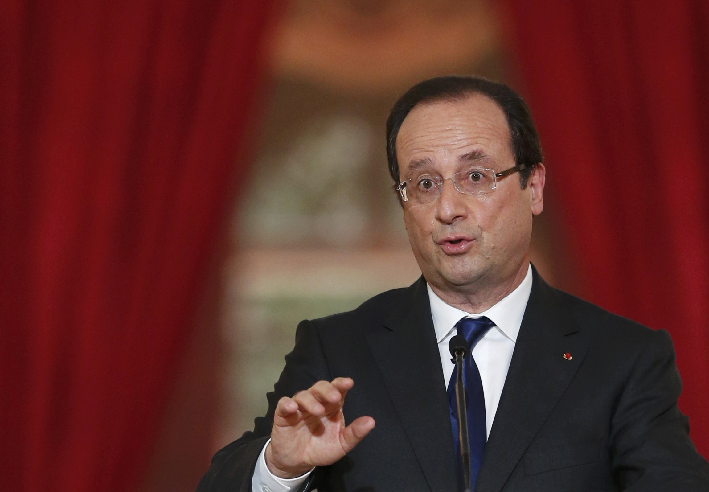 Ολάντ: «Ψαλίδι» στα οικογενειακά επιδόματα για εξοικονόμηση 2 δισ. ευρώ ετησίως από το 2016