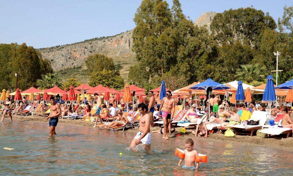 Spiegel: Αναβάλλονται οι απολύσεις στο δημόσιο εν όψει τουριστικής σεζόν