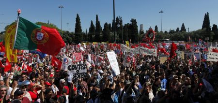 Αναθεώρηση των μνημονίων ζητούν τα ευρωπαϊκά συνδικάτα