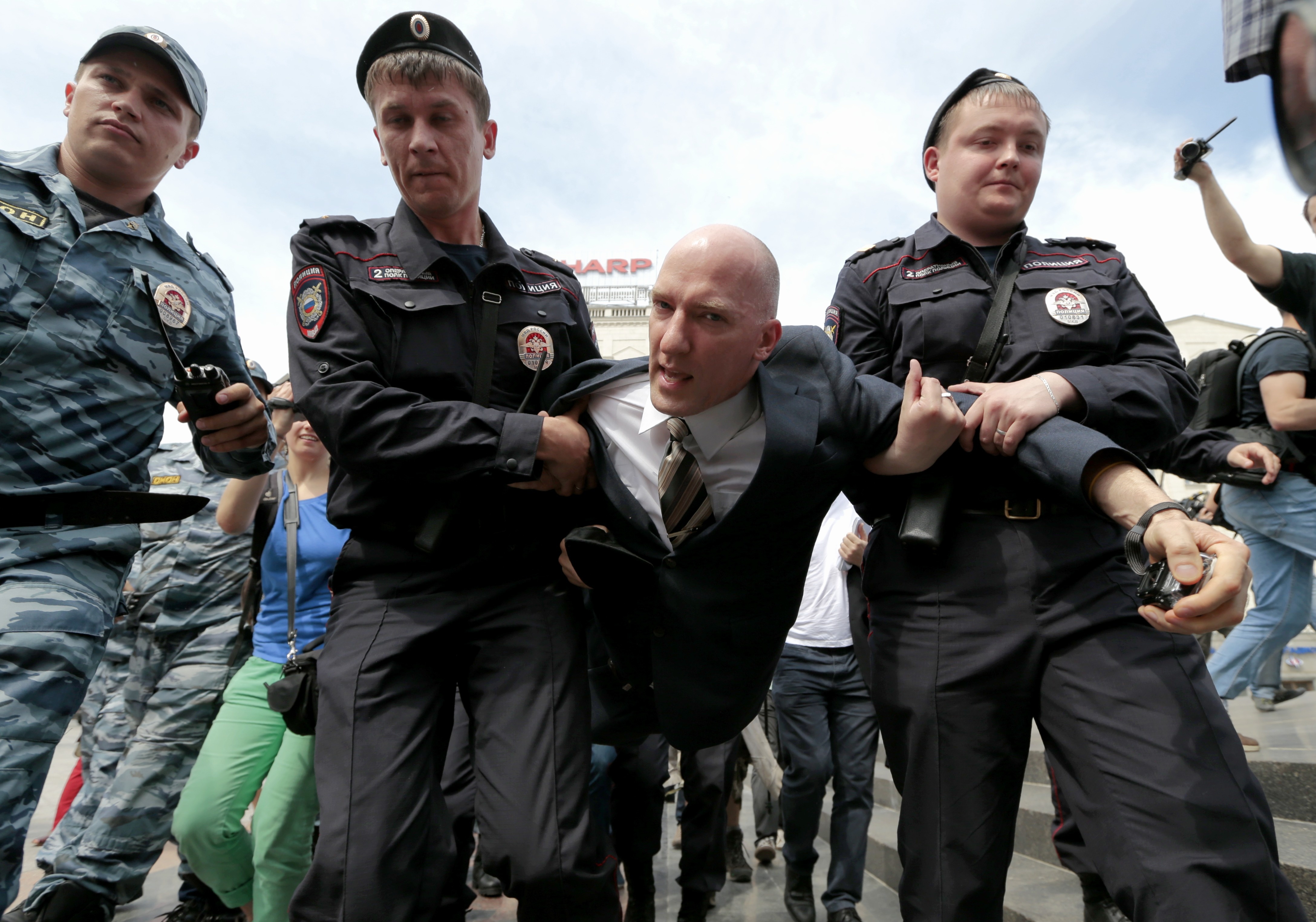 Συλλήψεις σε διαδηλώσεις υπέρ των ομοφυλοφίλων σε Ρωσία και Ουκρανία