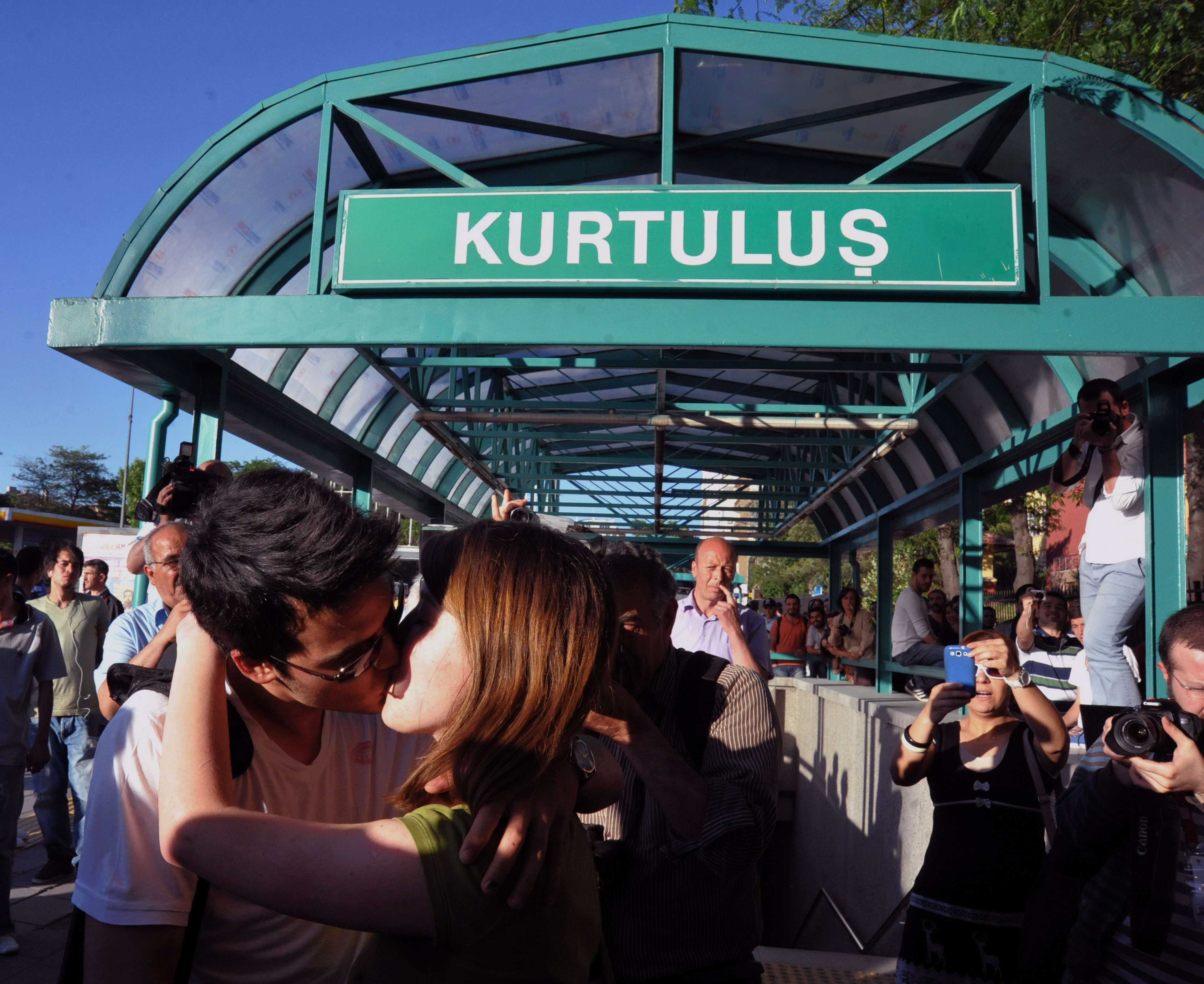 Τουρκία: Φιλί, κρασί και μακιγιάζ προς απαγόρευση