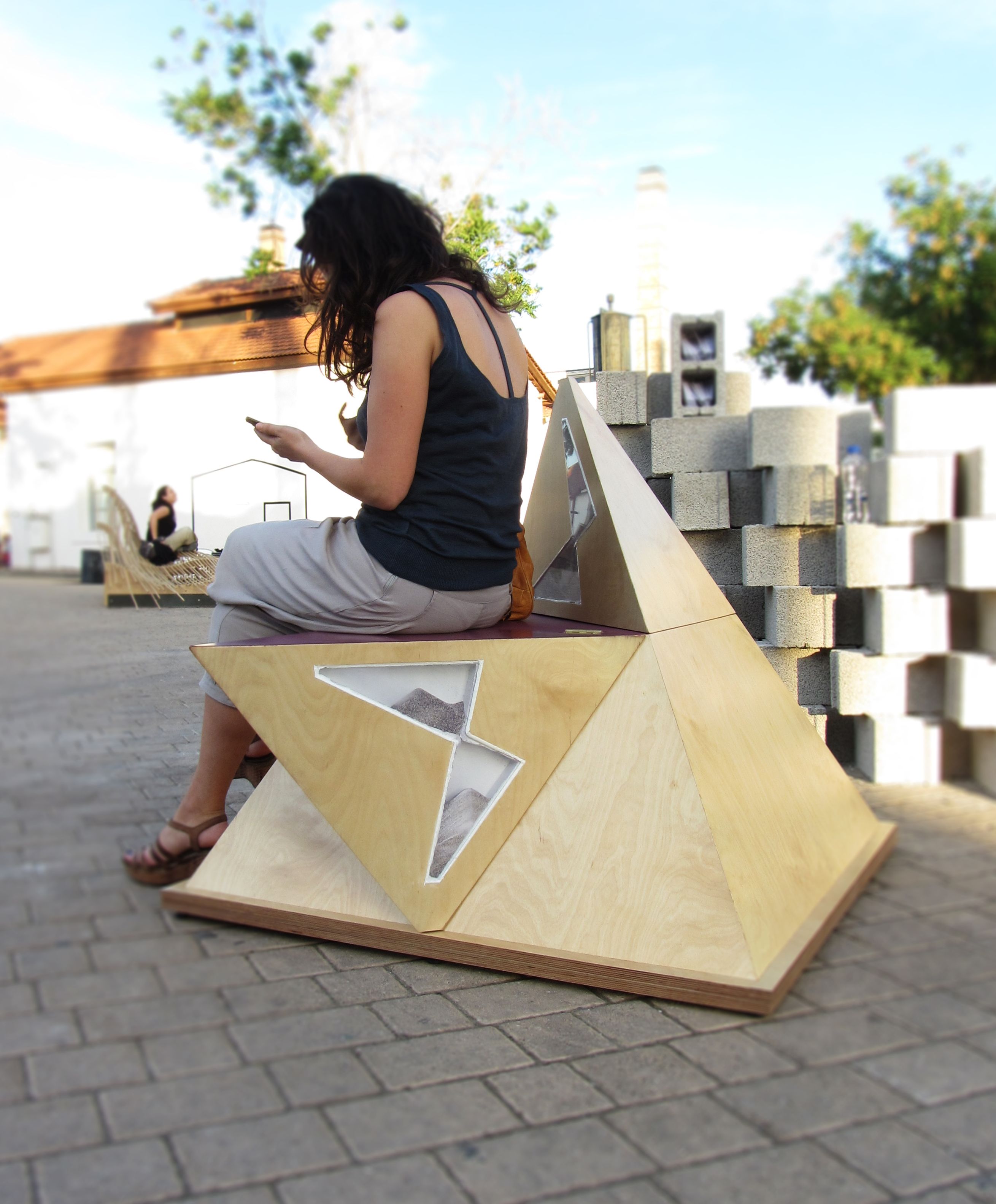 StoodUpStool: μια πυραμίδα ξεδιπλώνει τα ταλέντα της και μεταμορφώνεται σε παγκάκι