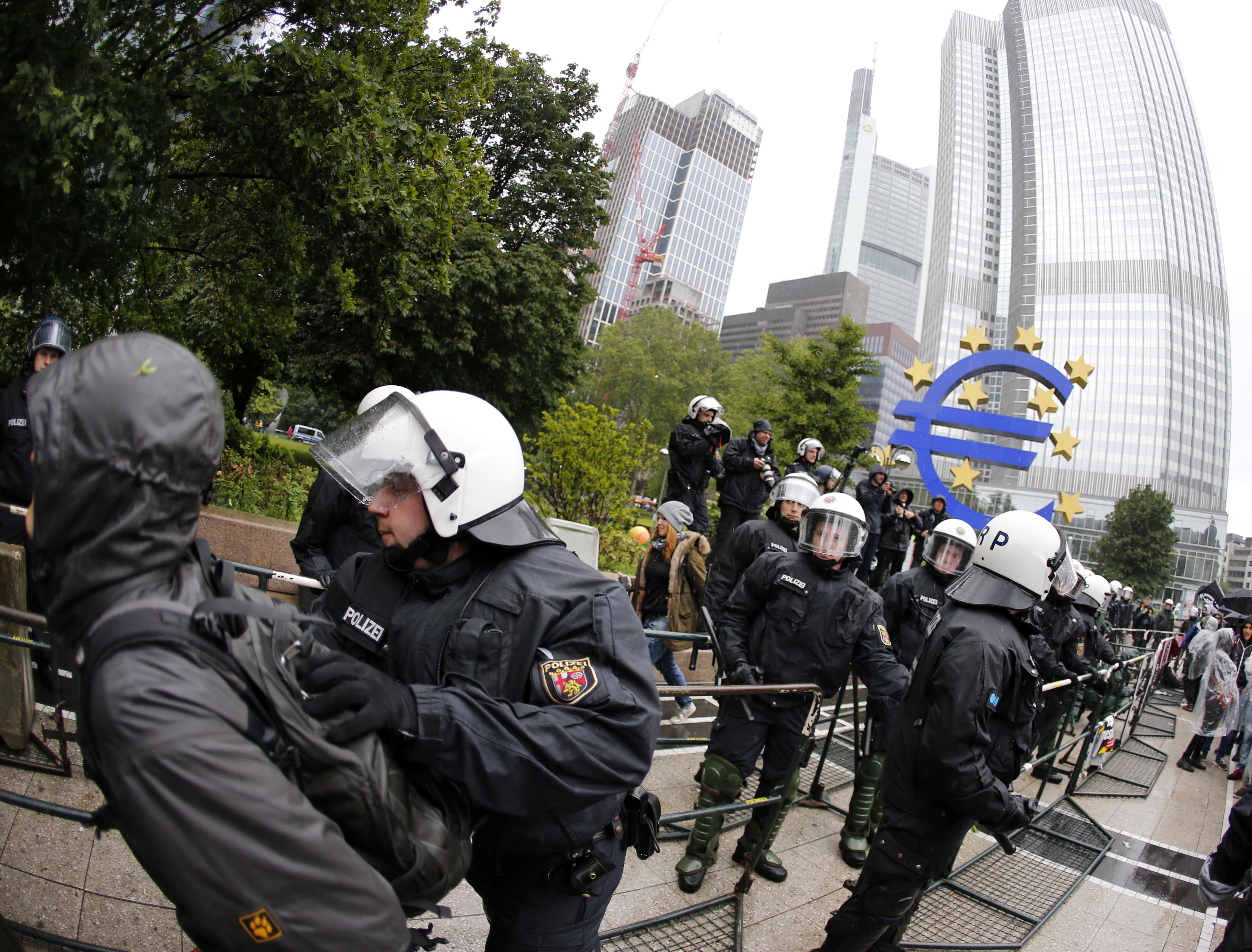 Σε κλοιό διαδηλωτών η ΕΚΤ στη Φραγκφούρτη
