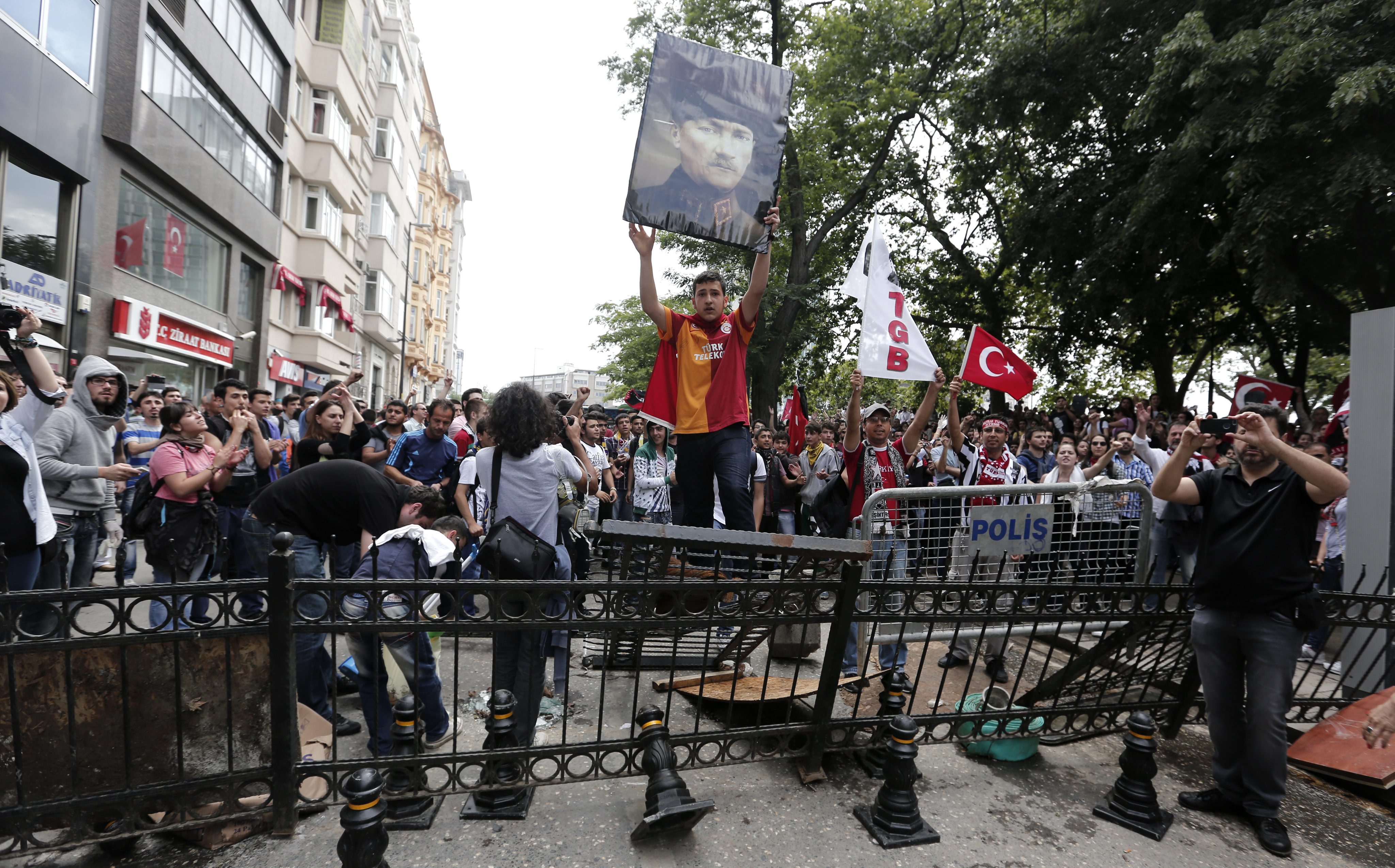 Τουρκία: «Πλιατσικολόγους» χαρακτηρίζει τους διαδηλωτές ο Ερντογάν