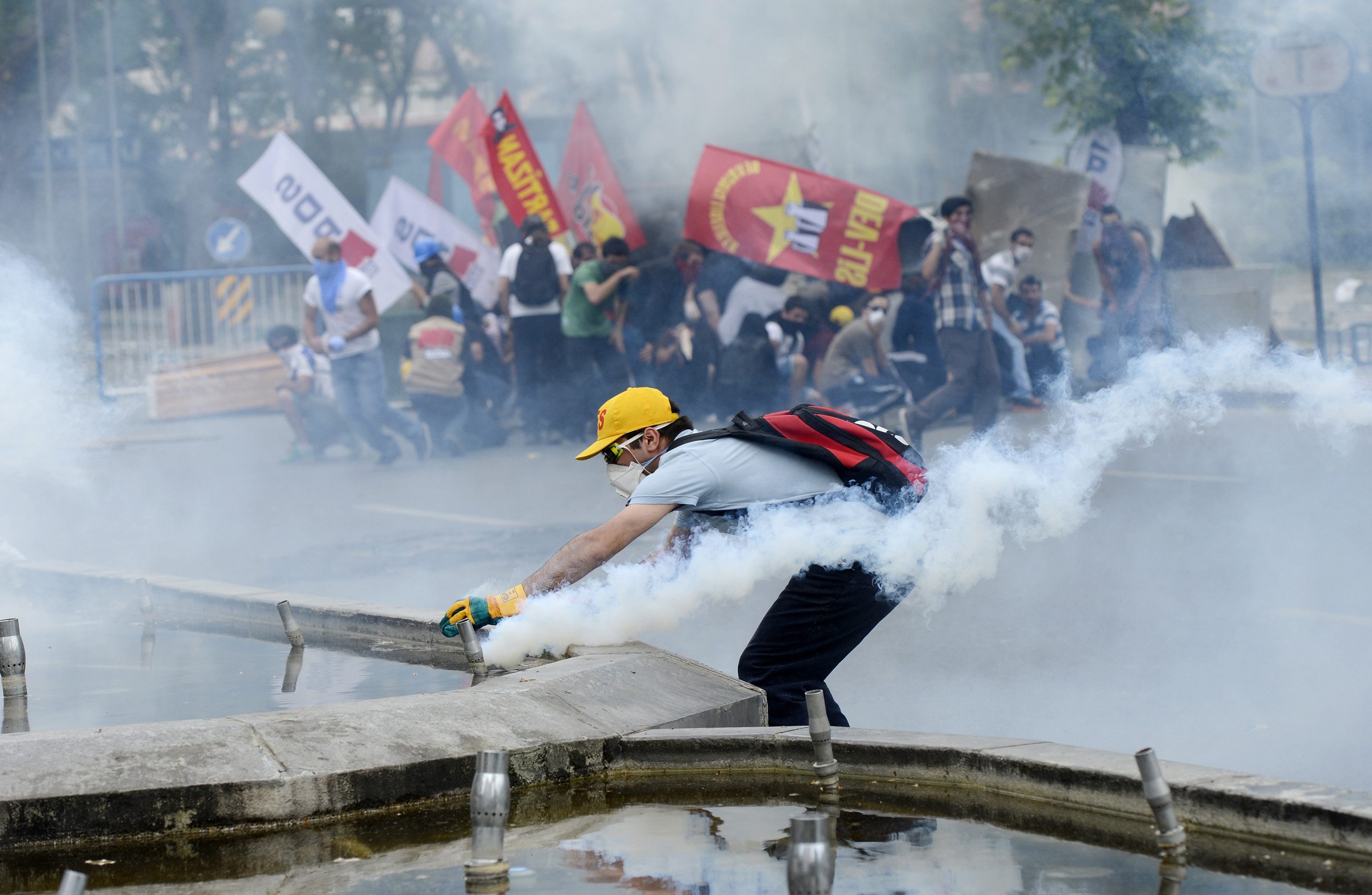 Τουρκία: Συγκρούσεις διαδηλωτών με αστυνομία σε Κωνσταντινούπολη, Αγκυρα και Σμύρνη
